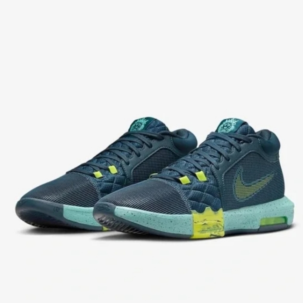 Mens sports shoes